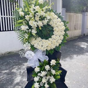 Kệ hoa chia buồn hồng trắng: Sự tôn trọng và lòng biết ơn trong thời điểm tang lễ