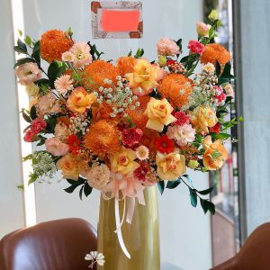 Lãng hoa với cúc mẫu đơn màu cam chủ thể 